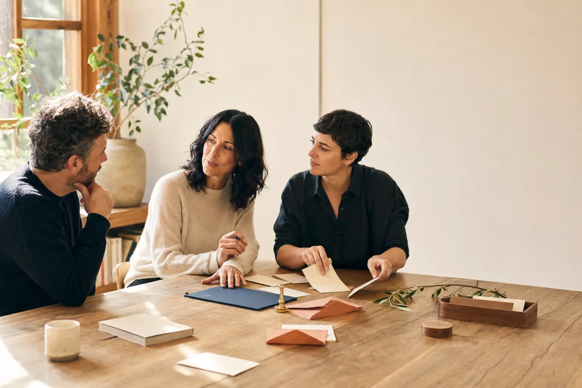 Un equipo diseña un programa de bienestar alrededor de una mesa
